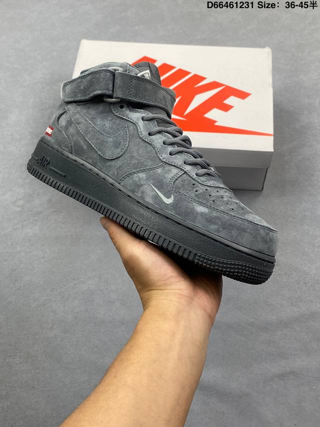 藏蓝麂皮的魅力在这双Supreme X Nike Air Force 1 Mid上体现得淋漓尽致！整鞋采用细腻的翻毛麂皮打造，海军蓝的色调沉稳又高级，不同光线下