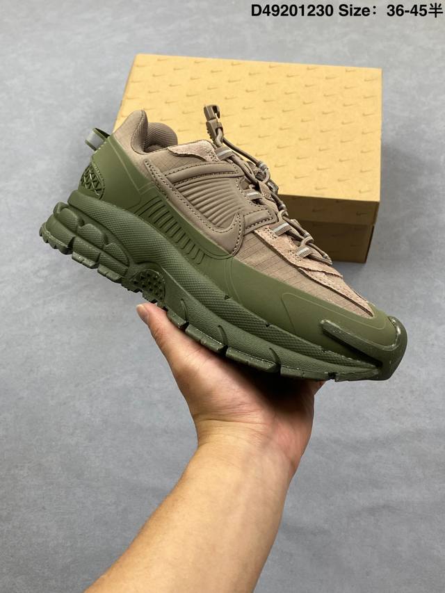 耐克Nike Zoom Vomero Roam 马拉松复古跑五代休闲运动慢跑鞋 采用环保纤维革饰片组合网眼布鞋面材质 升级正确后跟Tpu加固 耐弯折热塑框架支撑