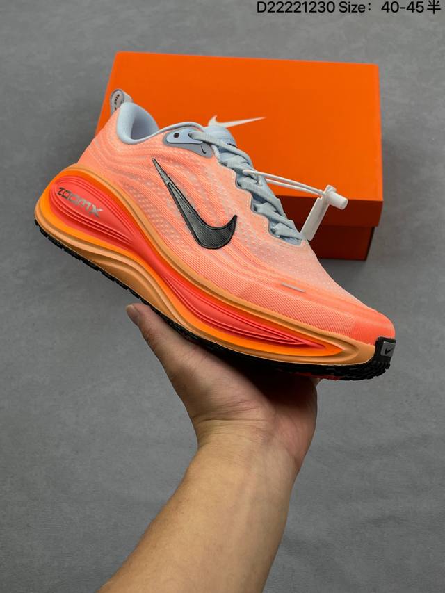 真标Nike Vomero plus 耐克 舒适减震防滑 低帮跑步鞋 全掌Reactx泡绵中底 前掌和后跟还配备了Air Zoom气垫单元 据说跑起来更快更舒适