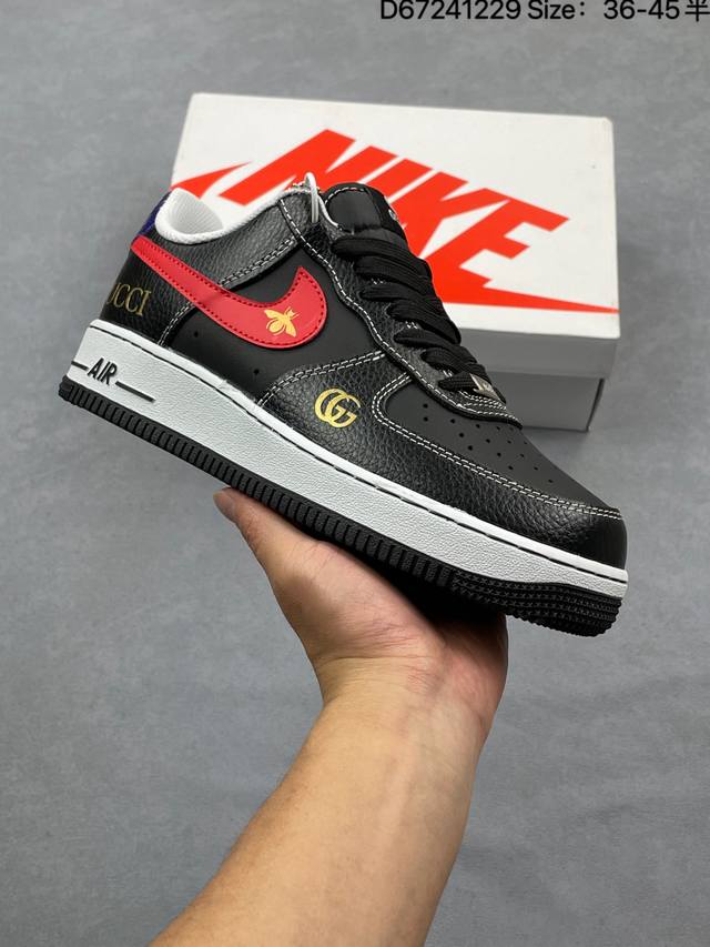 真标耐克Nike Air Force 1’07空军一号低帮百搭休闲运动板鞋。柔软、弹性十足的缓震性能和出色的中底设计，横跨复古与现代的外型结合，造就出风靡全球三