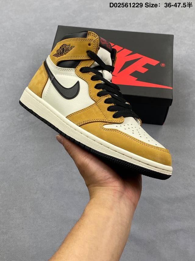 耐克 男女款运动板鞋 Nike Air Jordan 1 Retro High Og 乔丹一代Aj1 乔1 Aj1 篮球鞋复刻运动鞋。皮面高帮板鞋的设计灵感源自