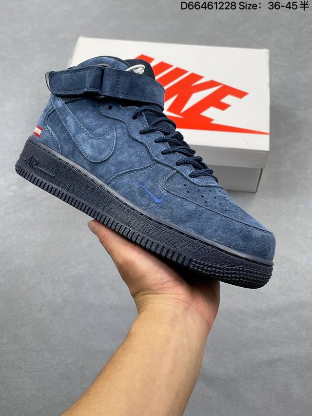 藏蓝麂皮的魅力在这双Supreme X Nike Air Force 1 Mid上体现得淋漓尽致！整鞋采用细腻的翻毛麂皮打造，海军蓝的色调沉稳又高级，不同光线下