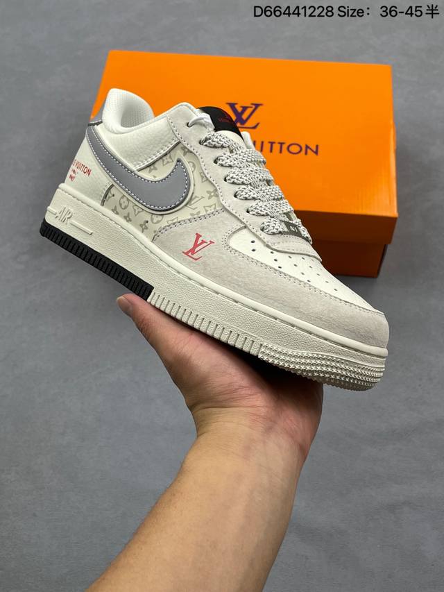 经典碰撞，奢潮新章！当Nike Air Force 1的街头基因遇上Louis Vuitton的高定奢韵，这双联名款球鞋便成了潮流与奢华的完美融合体。米白麂皮与