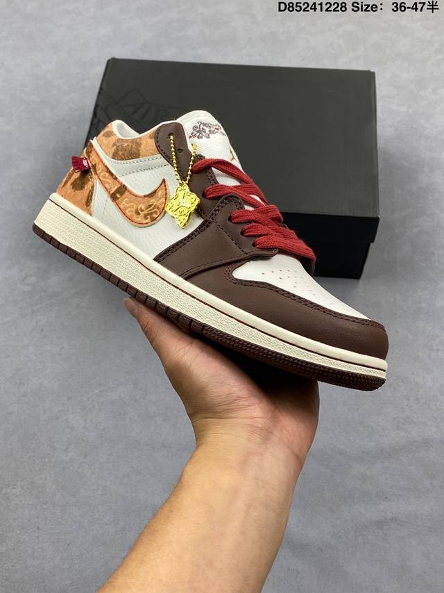 公司级Nike Air Jordan 1 马年限定 Cny新年款 耐克 舒适贴合低帮 复古篮球鞋 同步官方配色 升级原楦原档案数据开发纸版楦型 采用同源纳帕头层