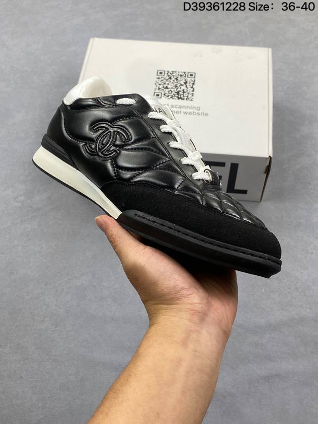 Chanel 香奈儿新款休闲小白鞋板鞋 经典四季通吃款 网红博主小姐姐们的挚爱 社交平台的各种夸赞 人气超高质感透气超级春夏 看到这期总能唤起少女内心对时髦的诉