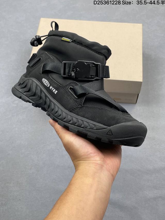 公司级：Keen Hoodzerra男女士抗水保暖加绒绑带雪地靴短靴 此款联名用了黑色和狼黄色，简约的配色体现了Hyke“继承和演化”的理念 配备了一键式Fid