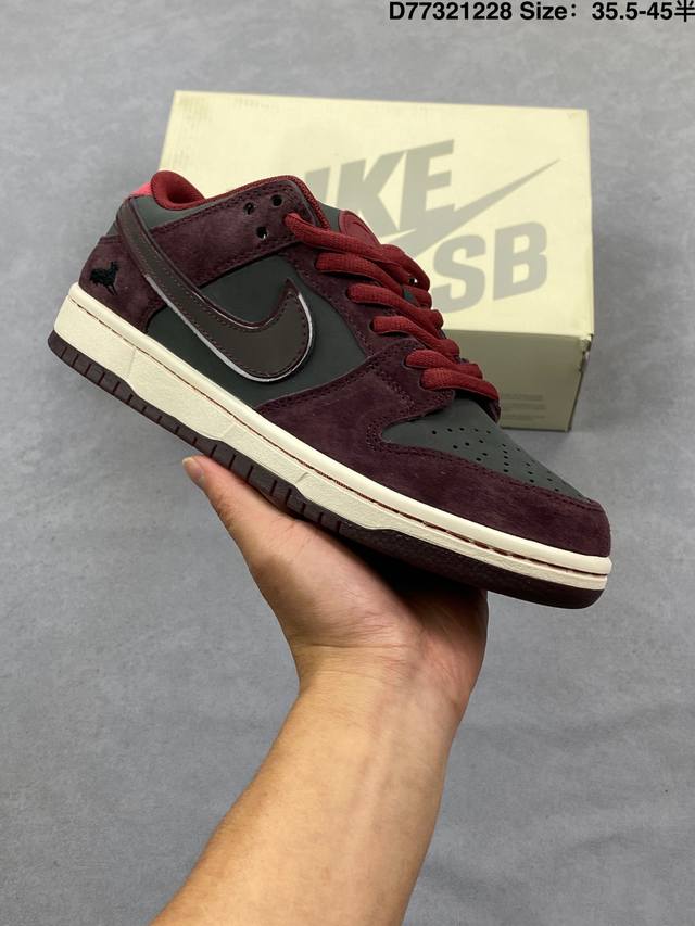 耐克Nike Sb Dunk Low 扣篮系列复古低帮休闲运动滑板板鞋。采用脚感柔软舒适Zoomair气垫，有效吸收滑板等极限运动在落地时带来的冲击力，为街头运