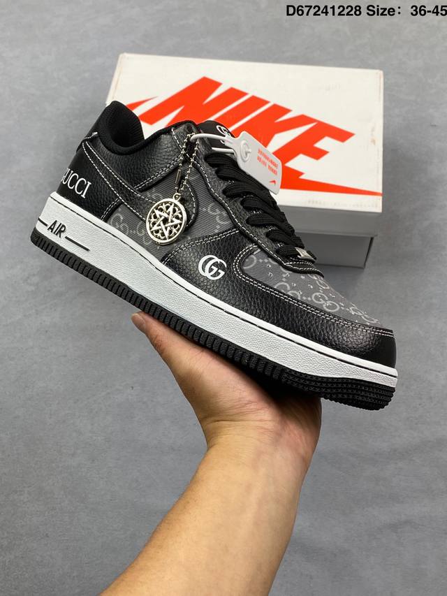 真标耐克Nike Air Force 1’07空军一号低帮百搭休闲运动板鞋。柔软、弹性十足的缓震性能和出色的中底设计，横跨复古与现代的外型结合，造就出风靡全球三