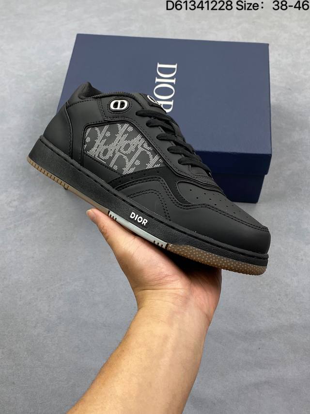 公司级Dior 迪奥网眼织物低帮运动休闲鞋 该款系列采用黑网色眼织物白和色科技料面精心制 作图形标志 外格轻盈的刻雕效果橡胶鞋搭底配标志性点的缀提升格调 内弹部