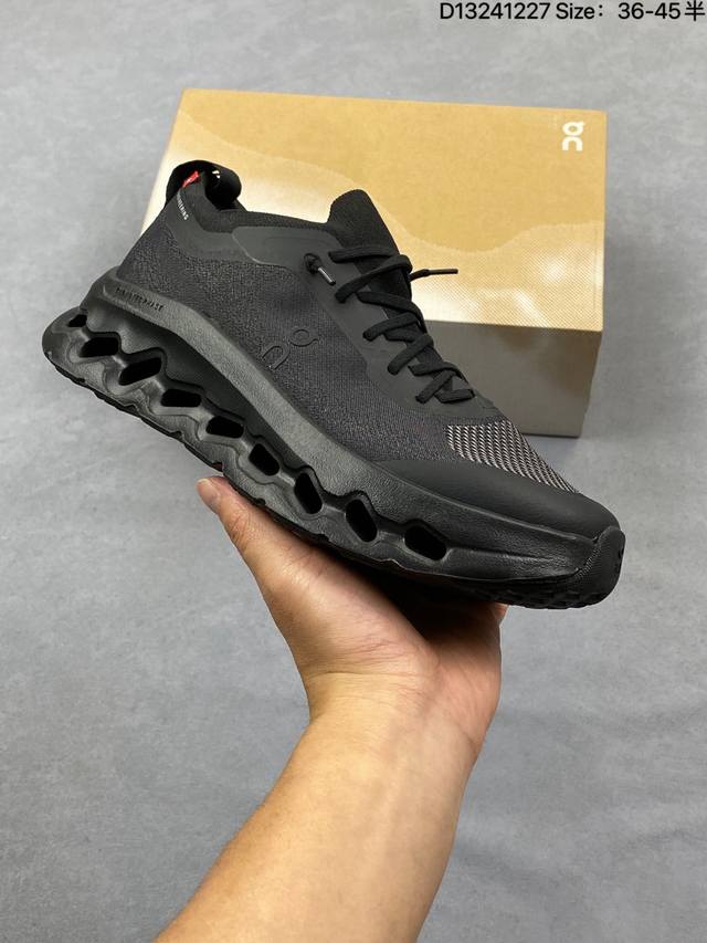 On昂跑 Loewe 系列低帮轻量舒适多功能休闲运动鞋 采用工程飞织网布组合再生聚酯纤维鞋面材质搭载独家隐藏速度中板 镂空Cloudtec科技 泡棉缓震中底 黑