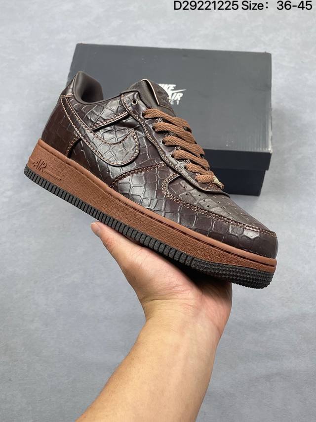 耐克 Nike Air Force 1 '07 Low 空军一号含气垫 低帮百搭厚底增高休闲运动板鞋。柔软、弹性十足的缓震性能和出色的中底设计，横跨复古与现代的