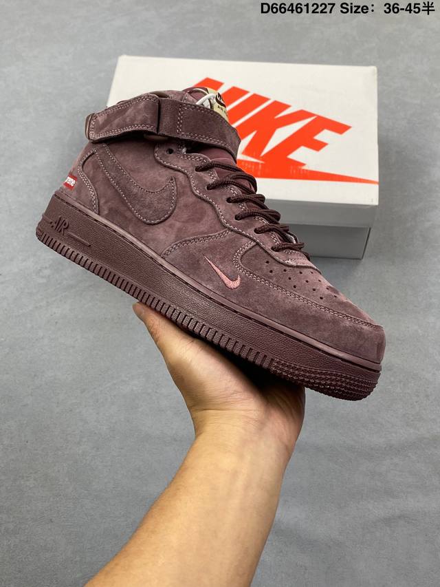 酒紫色翻毛皮鞋面的细腻触感，是指尖触到就会爱上的绒感 Supreme 与 Nike Air Force 1 Mid 的联名款，把街头潮流和质感美学揉得恰到好处。