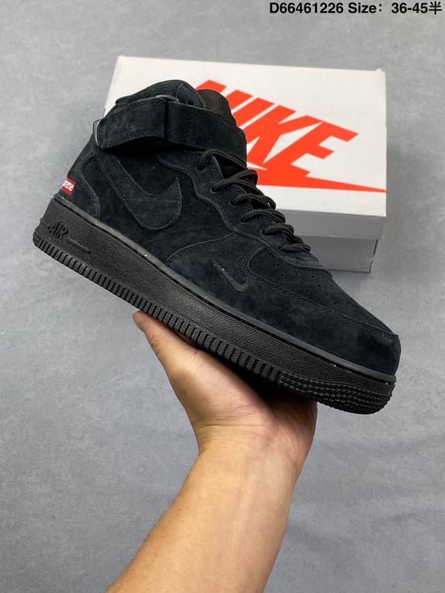 乔丹Fragment X Travis Scott X Lv Air Jordan 1 Low 三方联名倒钩，整双鞋以全荔枝皮打造，腰身搭配白色 倒勾 ，再点缀