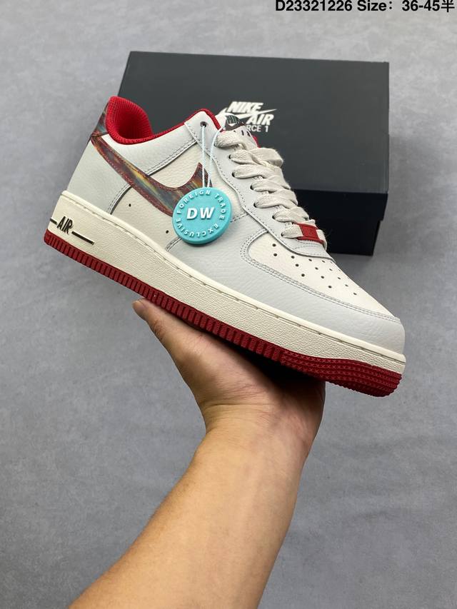 耐克 Nike Air Force 1 ’07 空军一号低帮百搭休闲运动板鞋。柔软、弹性十足的缓震性能和出色的中底设计，横跨复古与现代的外型结合，造就出风靡全球