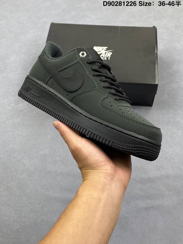 耐克Nike Air Force 1 Low 空军一号低帮百搭休闲运动板鞋。柔软、弹性十足的缓震性能和出色的中底设计，横跨复古与现代的外型结合，造就出风靡全球三