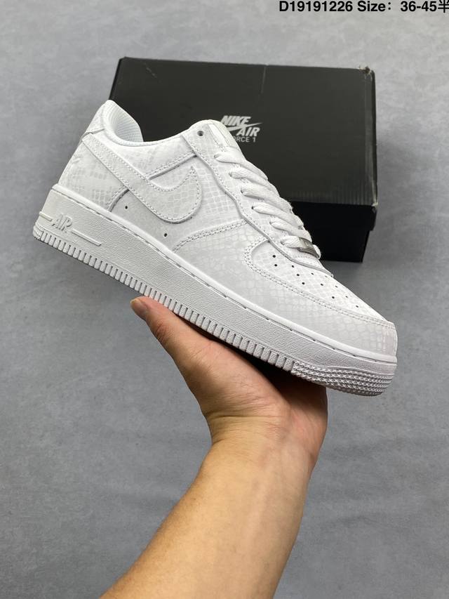 耐克Nike Air Force 1“07Lx空军一号低帮百搭休闲运动板鞋。柔软、弹性十足的缓震性能和出色的中底设计，横跨复古与现代的外型结合，造就出风靡全球三