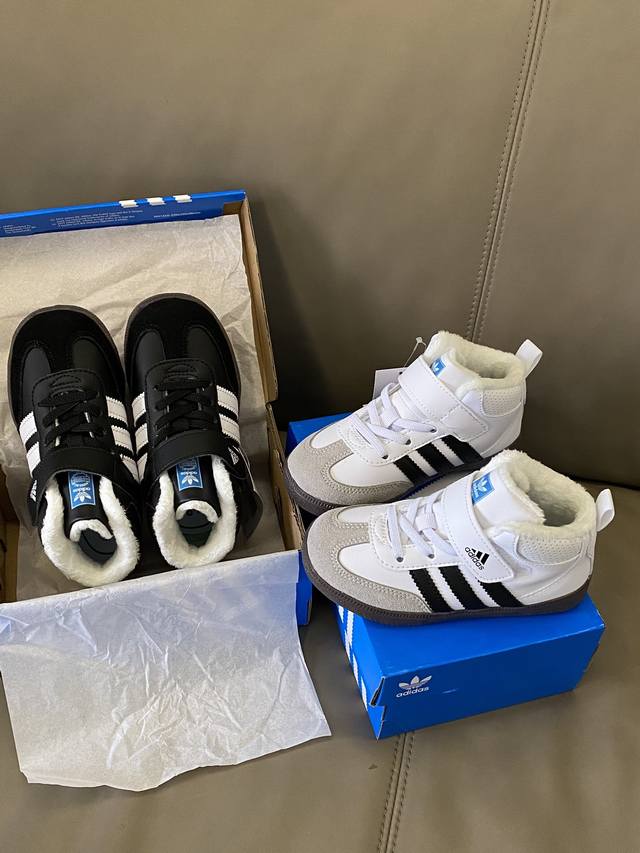 原图直出 鞋面采用麂皮材质拼接，经典三条杠设计显得更加时尚质感魔术贴+松紧带设计方便穿脱中高帮设计包裹脚踝，内里加绒保暖舒适不闷脚不臭脚