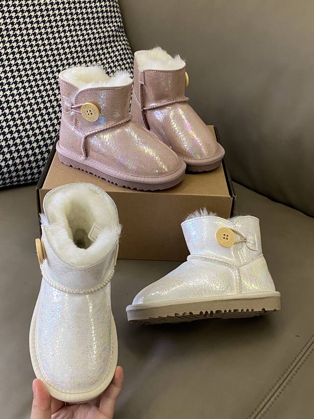 原图直出 U吉吉 加绒纽扣儿童亮面雪地靴鞋面采用头层牛皮压花材质，内里加绒羊毛暖呼呼的～木扣设计方便穿脱防滑牛筋底既时尚又好看也可以防水防污
