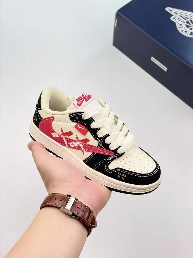 Aj 1 倒勾低帮联名儿童篮球鞋 这款时尚与舒适并存的潮流鞋，其耐磨鞋底和优质材料确保小脚始终舒适，适合各种日常活动，使其成为儿童运动鞋爱好者的完美选择。鞋跟采