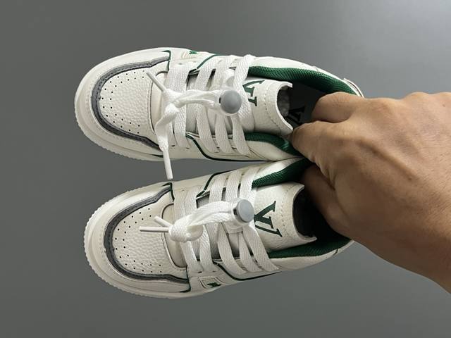 L家新款时尚鞋带扣儿童板鞋 Size：26-37码 经典大牌板鞋 百搭又时髦 鞋带扣设计穿脱方便 优质皮料拼接，质感满满