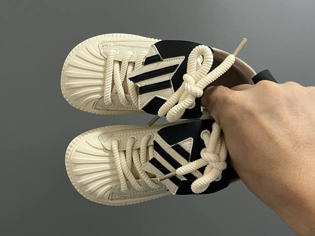 调价 高帮拉链式儿童软底运动鞋 Size：26-37码 细绒内里，保暖又舒适 拉链式设计，穿脱方便 耐磨防滑大底，脚感超赞 中帮款式，保暖又防风