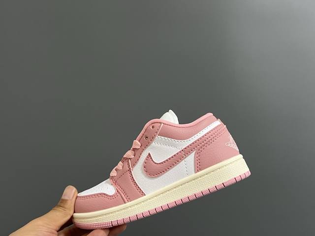 乔一低帮鞋带扣儿童运动鞋 Size：24-37码 乔一低帮配色 优质皮料， 橡胶耐磨防滑大底，脚感超赞 搭配鞋带扣，穿脱更加便捷