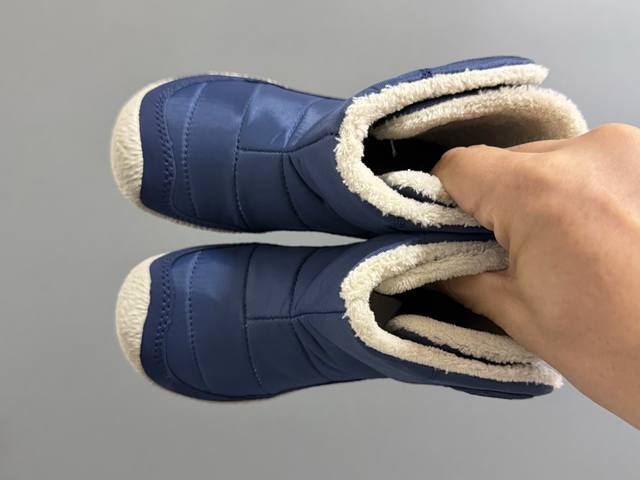 Keen新款高帮飞翼魔术贴儿童棉鞋 Size：24-37码 户外潮牌大佬 Keen 中帮款式设计，保暖又防风 内里加绒，保暖效果超赞 橡胶耐磨防滑大底，脚感超赞