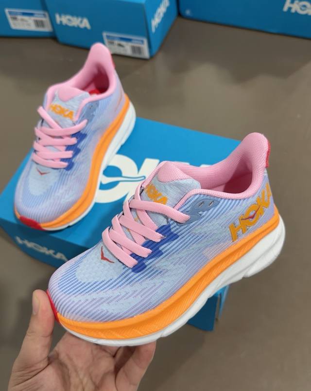Hoka 新一代克利夫顿9 儿童跑步鞋 28-37 鞋面材质柔软透气，孩子双脚时刻清爽。独特鞋底设计，提供出色支撑与缓冲，助力孩子奔跑跳跃，减轻足部压力。色彩丰