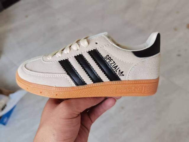 Ad德训三代Handball Spezial儿童手球鞋休闲鞋22-37码 优质的面料，质感满分橡胶耐磨防滑大底，脚感超赞额外附赠一对鞋带扣，穿脱更加方便.