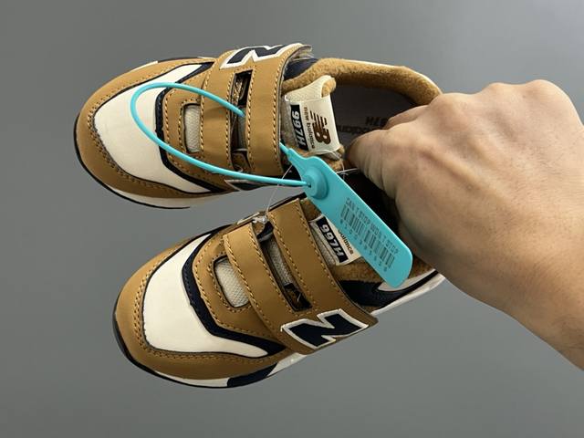 加绒款 Nb秋冬新款997魔术贴儿童运动鞋 Size：26-37码 细绒款超级贴心 开了挂的Nb系列 经典复古997新款，时尚大方设计 优质鞋面，高级感满满 橡