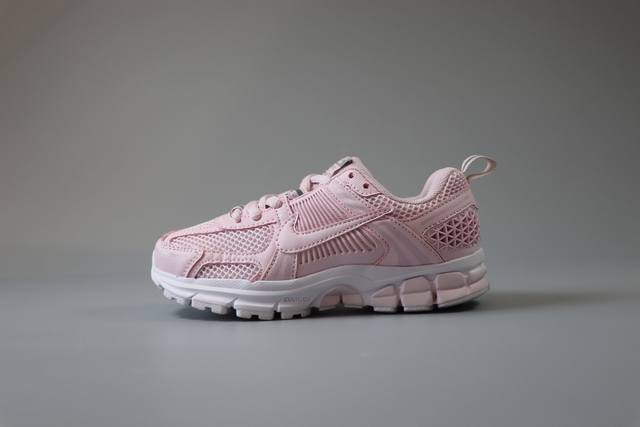 Nike Air Zoom Vomero5 童鞋定制 复古潮流运动鞋 鞋款采用多层设计，融入织物与合成材质，后跟网眼拼接和透气孔设计，轻盈透气Zoom Air缓