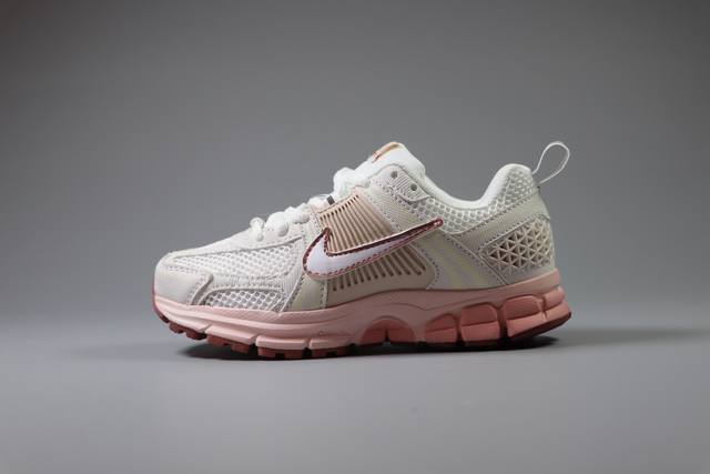 Nike Air Zoom Vomero5 童鞋定制 复古潮流运动鞋 鞋款采用多层设计，融入织物与合成材质，后跟网眼拼接和透气孔设计，轻盈透气Zoom Air缓