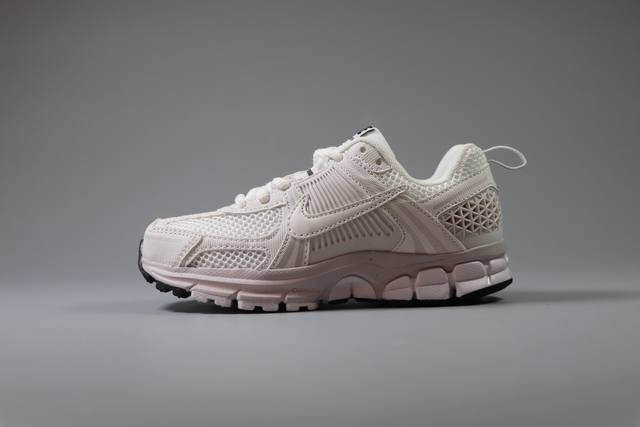Nike Air Zoom Vomero5 童鞋定制 复古潮流运动鞋 鞋款采用多层设计，融入织物与合成材质，后跟网眼拼接和透气孔设计，轻盈透气Zoom Air缓