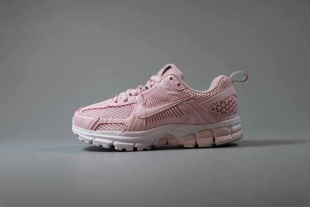 Nike Air Zoom Vomero5 童鞋定制 复古潮流运动鞋 鞋款采用多层设计，融入织物与合成材质，后跟网眼拼接和透气孔设计，轻盈透气Zoom Air缓