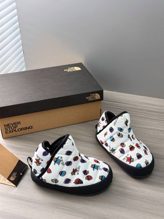 北面高帮面包鞋 独家新配色卡通款，羽绒服鞋面是防风防水的，羽绒湿纸巾就可以打理，很软也很糯