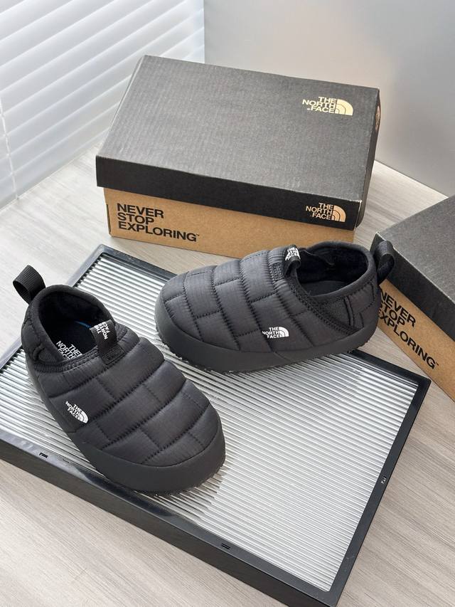 北面面包鞋实拍细节–原相机直出原图 经典百搭的黑色 黑色羽绒鞋是日常穿起来最多的，内里绒毛毛，后脚跟还可以踩。