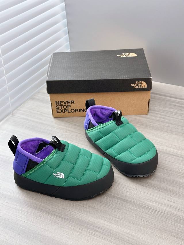 北面面包鞋 实拍细节–原相机直出原图 新配色小北款，鞋面是防风防水的，好打理，但不能当雨鞋穿哦，真的非常轻，很软也很糯