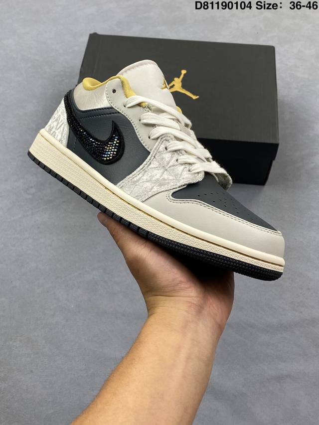 Air Jordan 1 Low Se 低帮 黑灰绸缎 Aj1 乔丹1代 Aj1 乔1 低邦 水晶丝绸 乔丹篮球鞋系列 整体鞋身采用米白色与黑色皮革共同呈现，最