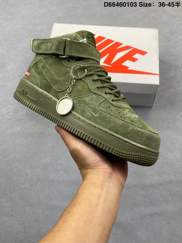 藏蓝麂皮的魅力在这双Supreme X Nike Air Force 1 Mid上体现得淋漓尽致！整鞋采用细腻的翻毛麂皮打造，海军蓝的色调沉稳又高级，不同光线下