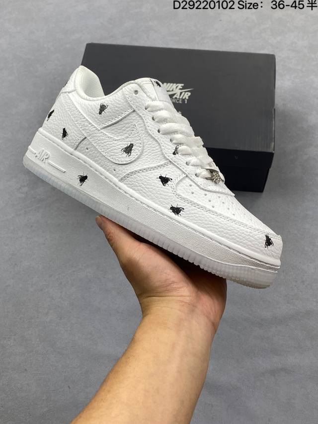 真标耐克Nike Air Force 7空军一号低帮百搭休闲运动板鞋。柔软、弹性十足的缓震性能和出色的中底设计，横跨复古与现代的外型结合，造就出风靡全球三十多年