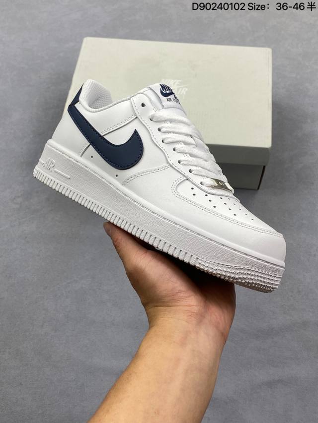 耐克 Nike Air Force 1 '07 Low 空军一号含气垫 低帮百搭厚底增高休闲运动板鞋。柔软、弹性十足的缓震性能和出色的中底设计，横跨复古与现代的