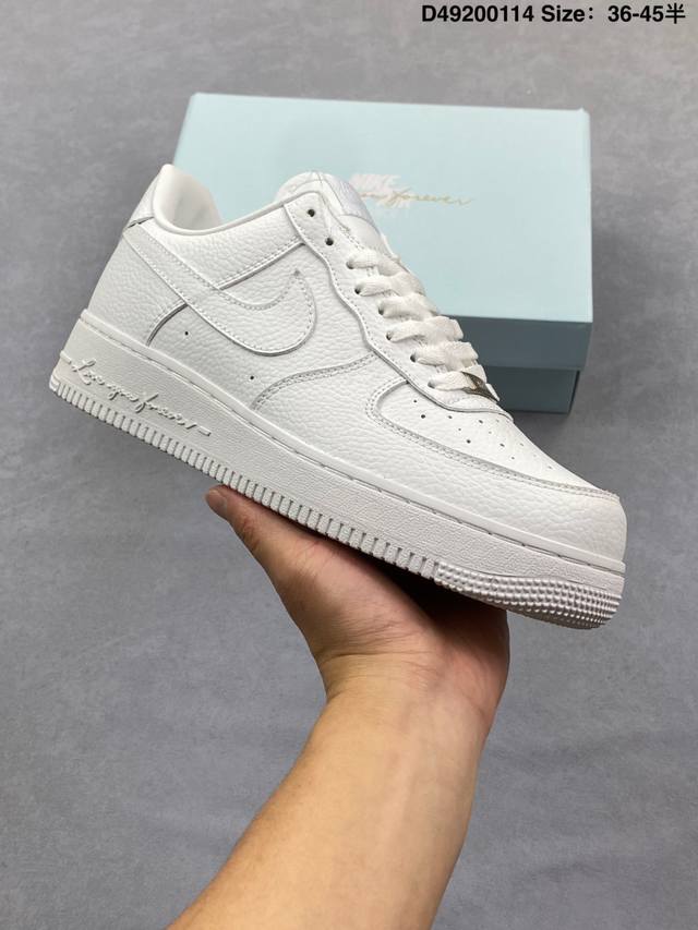 耐克Nike Air Force 1 Low 空军一号低帮百搭休闲运动板鞋。柔软、弹性十足的缓震性能和出色的中底设计，横跨复古与现代的外型结合，造就出风靡全球三