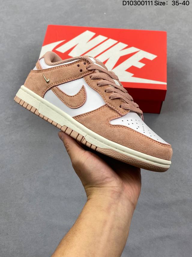 耐克Nike Sb Dunk Low 扣篮系列 复古低帮休闲运动滑板板鞋。采用脚感柔软舒适Zoomair气垫，有效吸收滑板等极限运动在落地时带来的冲击力，为街头