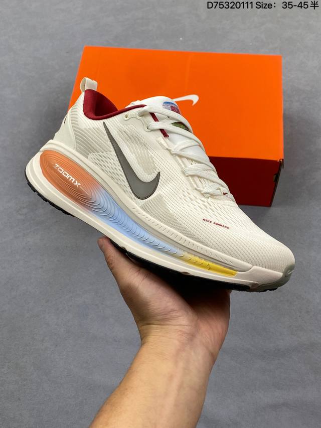 公司级 耐克 Nike Vomero 18 厚底增高老爹运动跑步鞋。全新 Vomero 提供比以往更多的緩衝效能以及該系列有史以來最高的鞋底高度，結合 Nike