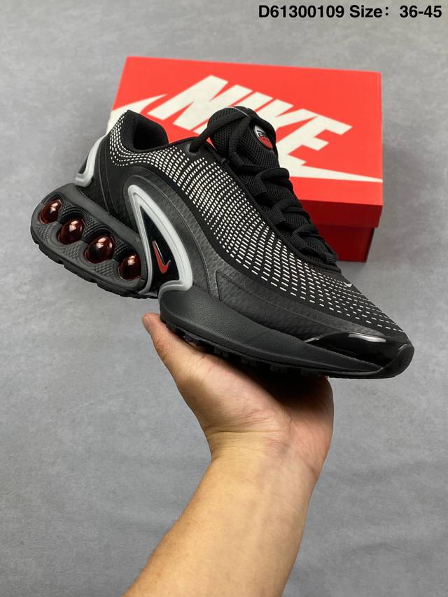 耐克Nike Air Max Fire 后掌气垫 缓震运动跑鞋 Dn8的核心亮点在于其八腔气垫结构 根据不同部位设定的气压值专为行走设计提供卓越的舒适感 鞋面的
