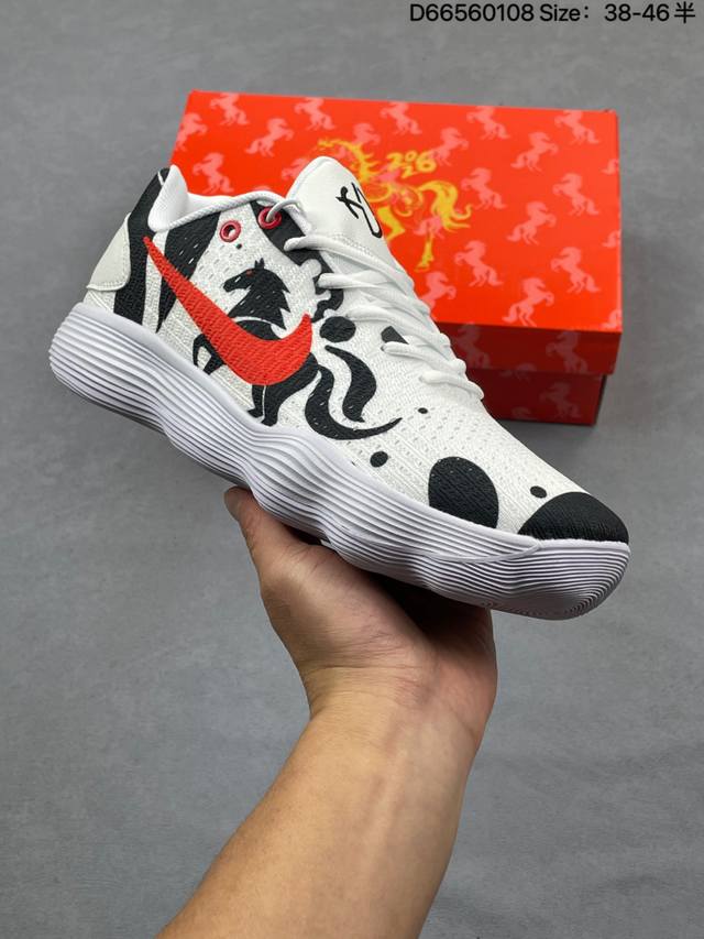 马年专属Nike战靴，帅到炸街的球场利器！当国风马纹撞上街头运动风，这双Nike战靴直接把新年氛围感拉满！白黑水墨质感的鞋身，勾勒出骏马奔腾的灵动线条，一抹亮橙