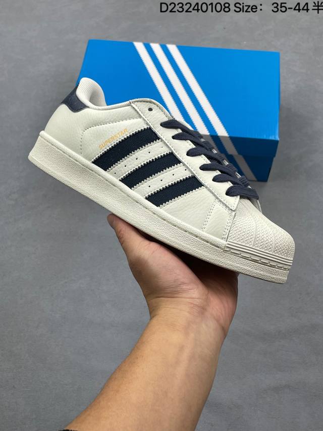阿迪达斯 Adidas Superstar 2025年新款鞋子 经典贝壳头系列 新款休闲板鞋潮流男女士运动鞋 。鞋面皮革拼接材质 标志性的贝壳鞋头，简约的线条。