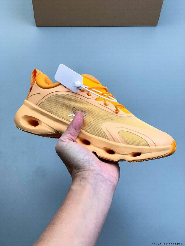 Loewe X On昂跑全新Cloudsolo联名系列缓震透气休闲运动鞋 DDD 鞋面采用On的技术网布，搭配印有Loewe经典“鹅卵石”图案的调节束扣，鞋舌与