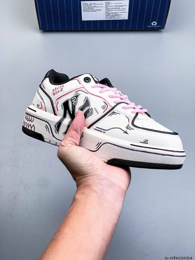 公司级[定制球鞋] Mlb纽约洋基队 潮流密码街头涂鸦喷绘手绘学院耐磨增高风低邦板鞋男女同款 该定制鞋选用原鞋为Mlb纽约洋基队厚底耐磨增高低帮板鞋，以涂鸦为灵