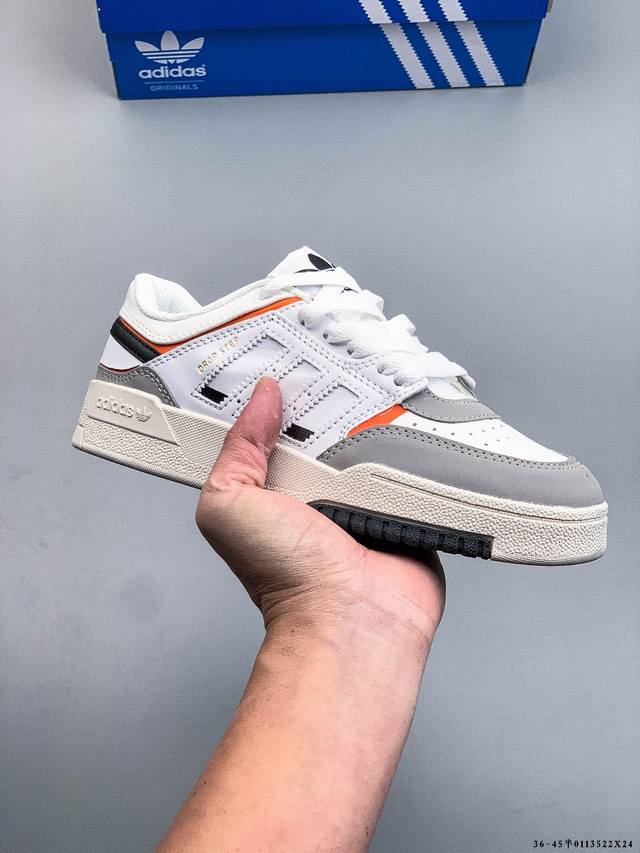 阿迪达斯Adidas Originals Drop Step 三叶草新款 低帮校园休闲运动板鞋。汇聚80和90年代篮球鞋设计含纹理感皮革和绒面革混合鞋面，缀撞色